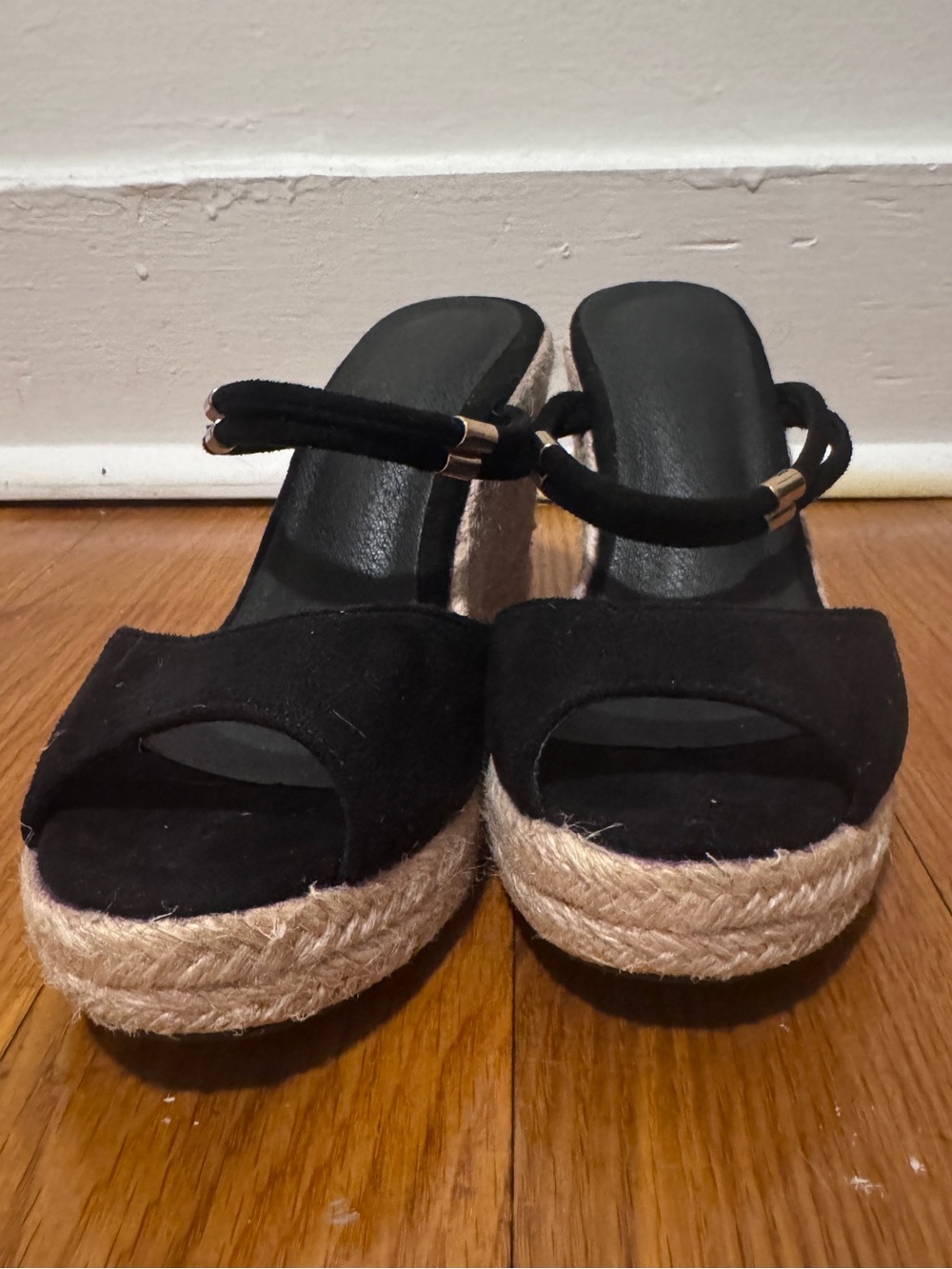 Black wedges